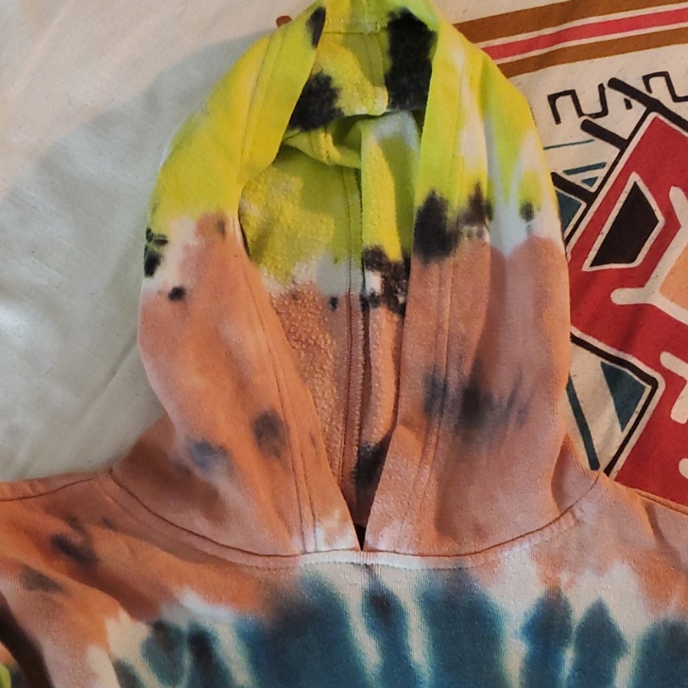 Super cute gender neutral pull over tye dye hoodie - Picture 3 of 4
